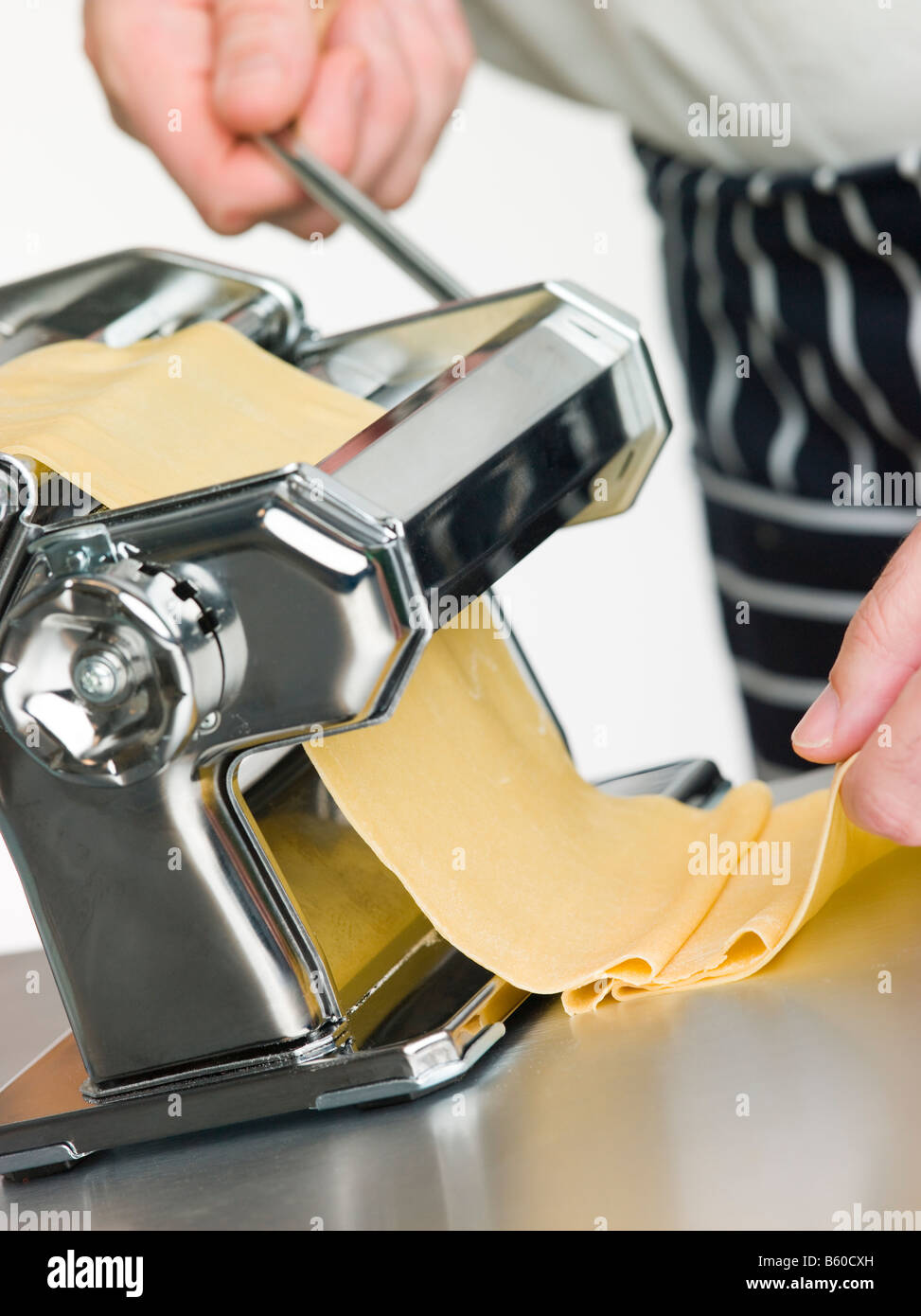 Immagini Stock - Macchina Per Stendere La Pasta E Tagliare Pasta