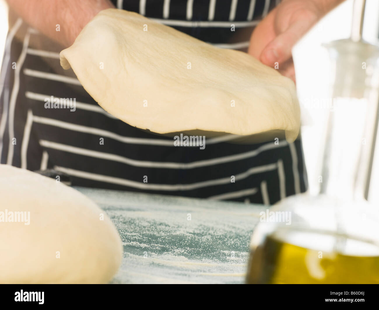 La realizzazione di una base per pizza Foto Stock