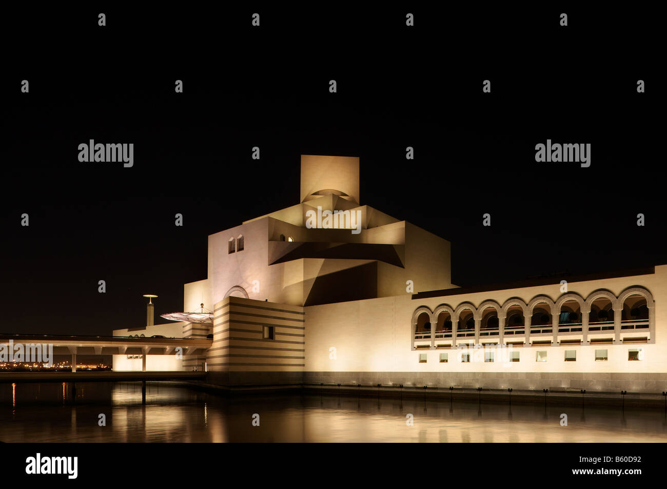 Vista di notte del Museo di Arte Islamica, Doha, Qatar Foto Stock