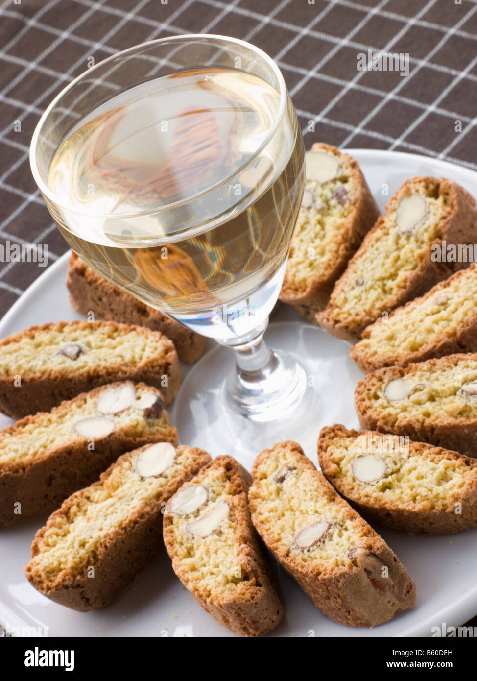 Nocciola Cantuccini Biscotti con vino da dessert Foto Stock