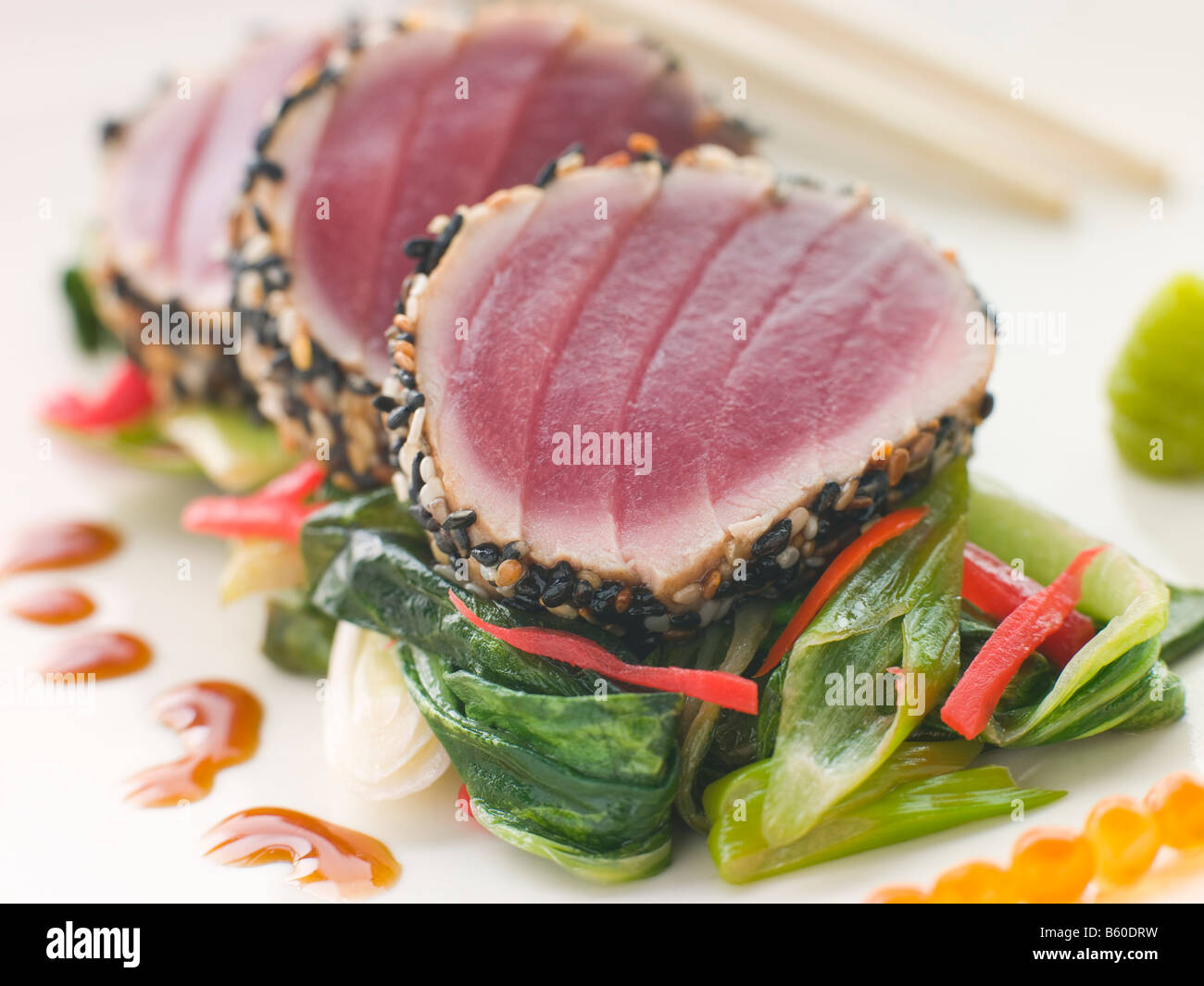 Disseccata Pinna Gialla di tonno con semi di sesamo dolce fritto pac Choi e uova di salmone Foto Stock