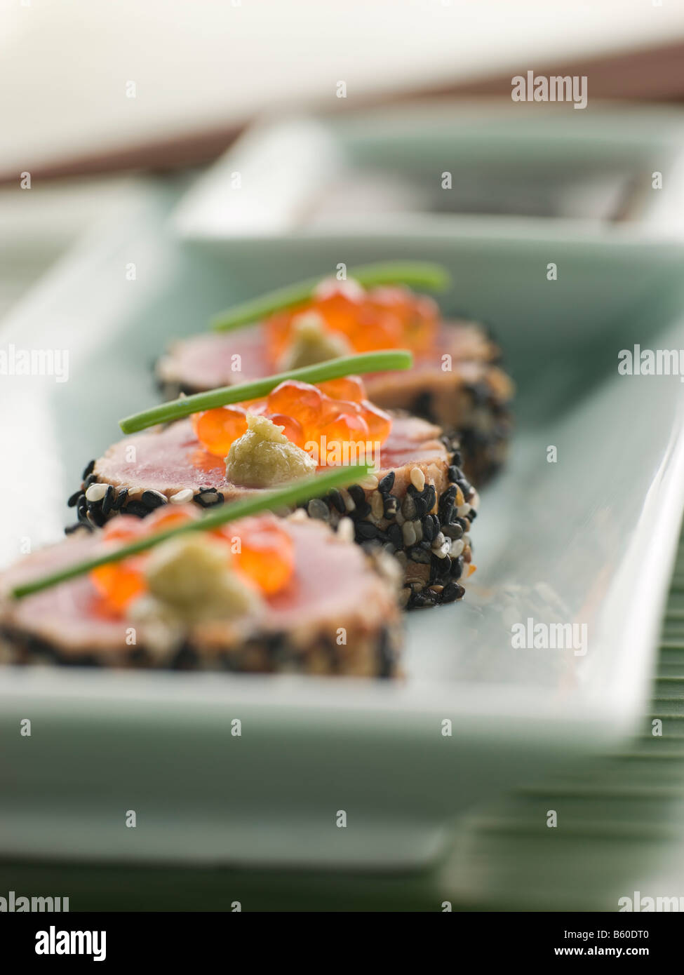 Disseccata Pinna Gialla laminati per il tonno in semi di sesamo con Wasabi e uova di salmone Foto Stock