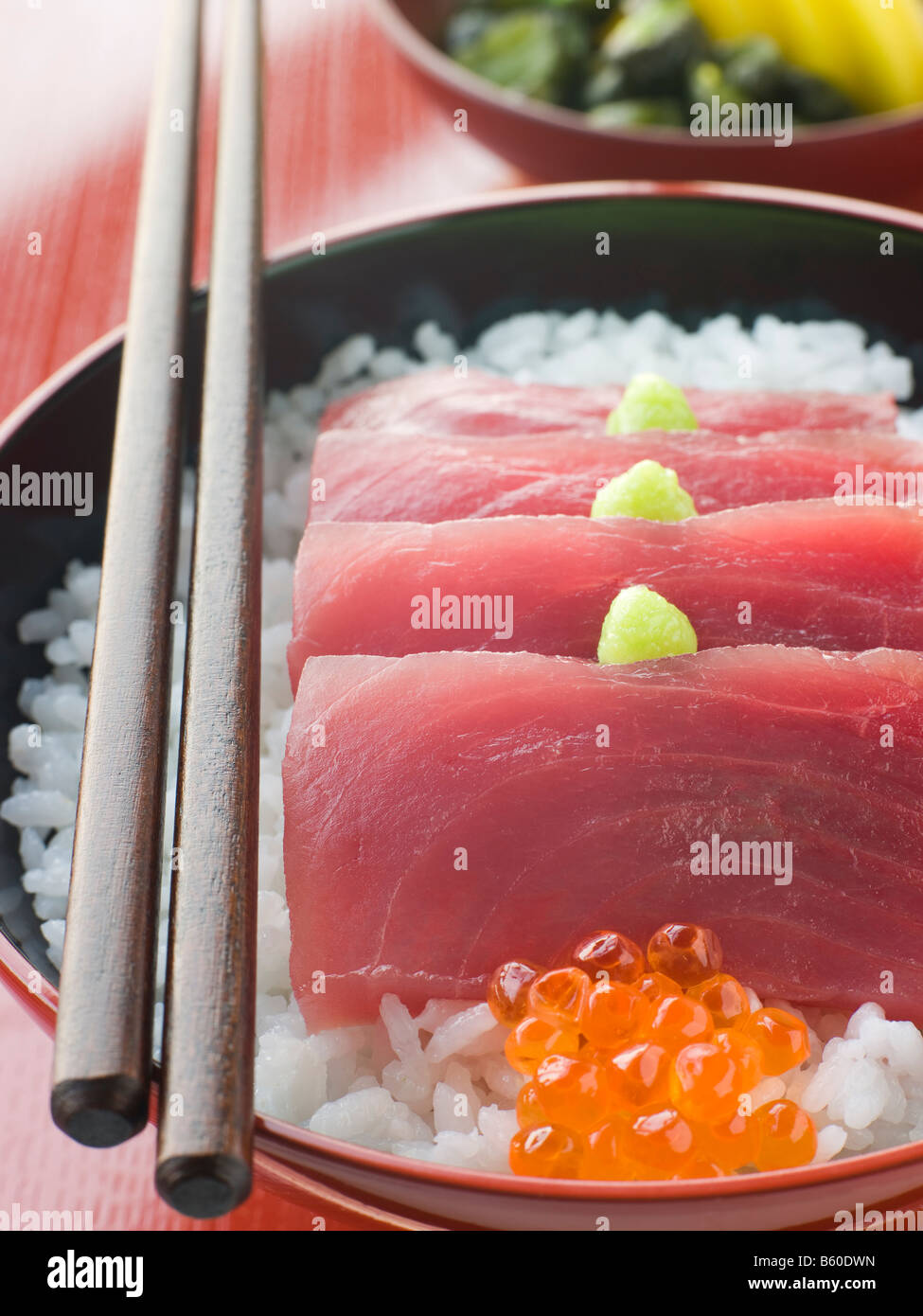 Sashimi di pinna di tonno giallo sul riso con salmone Roe sottaceti e Wasabi Foto Stock