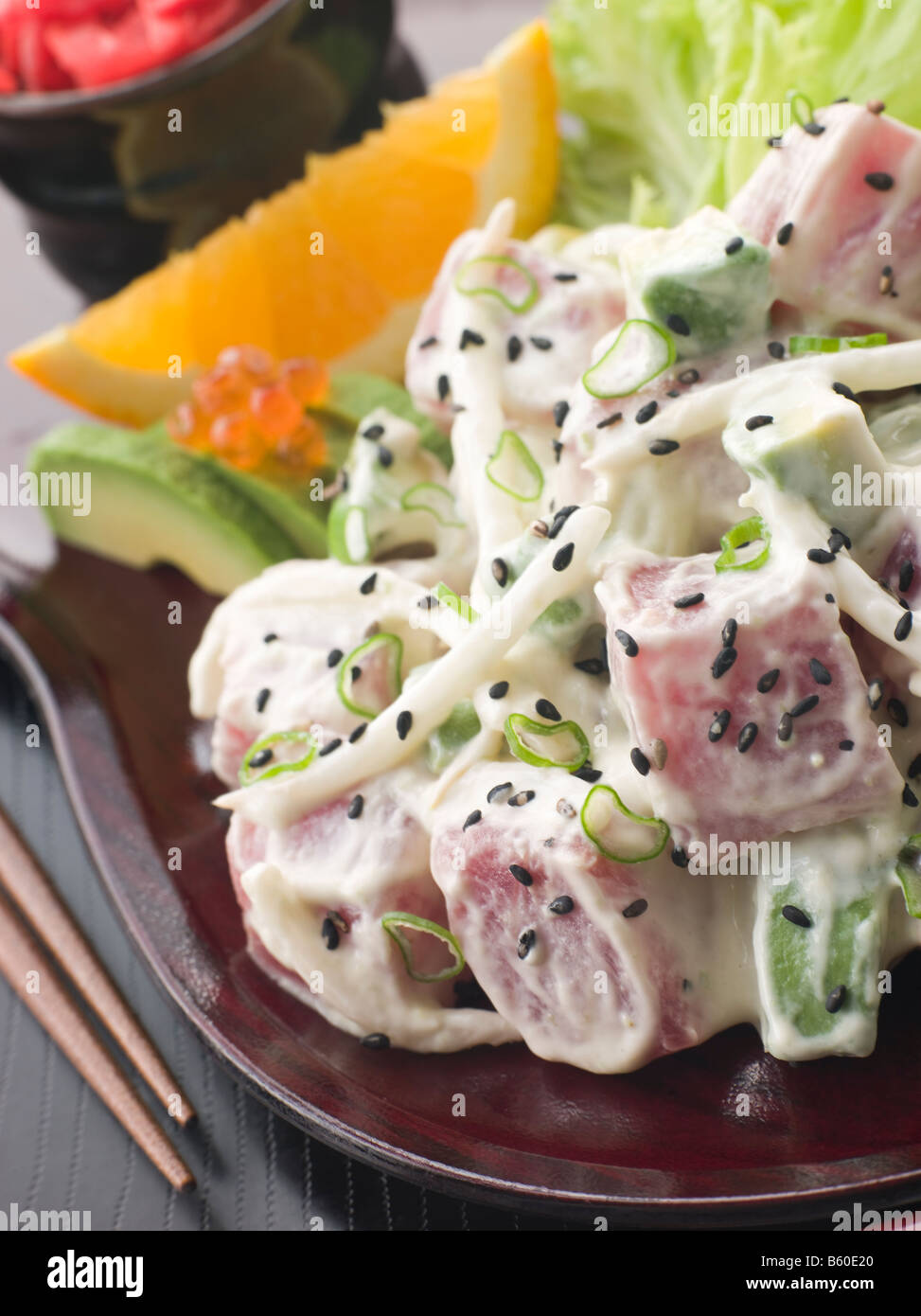 Sashimi di tonno e Wasabi con insalata di avocado e Rosso di zenzero sott'aceto Foto Stock