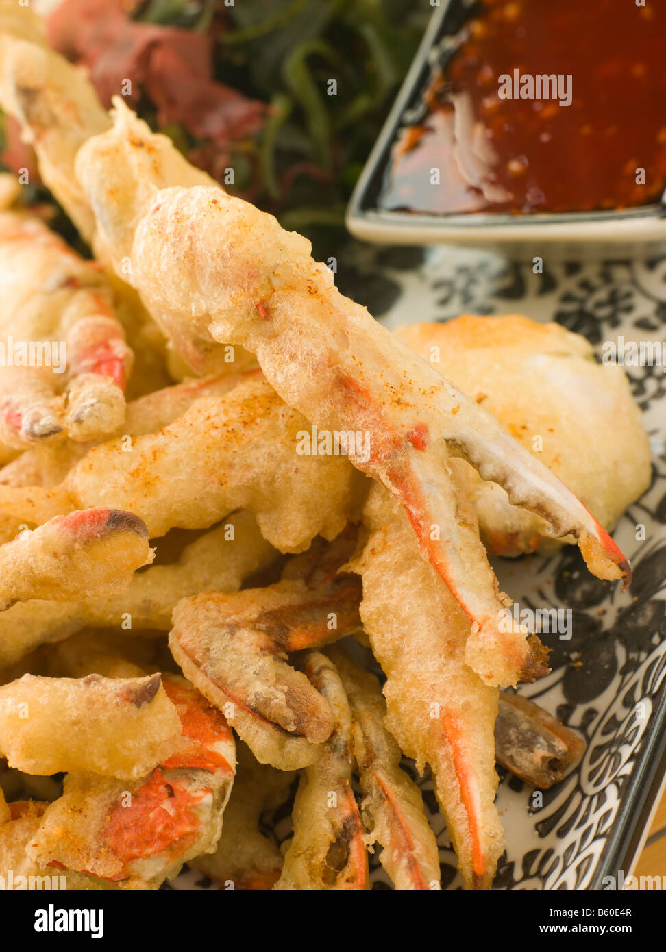Tempura di Soft Shell Granchio di mare con salsa di peperoncino e insalata di alghe marine Foto Stock