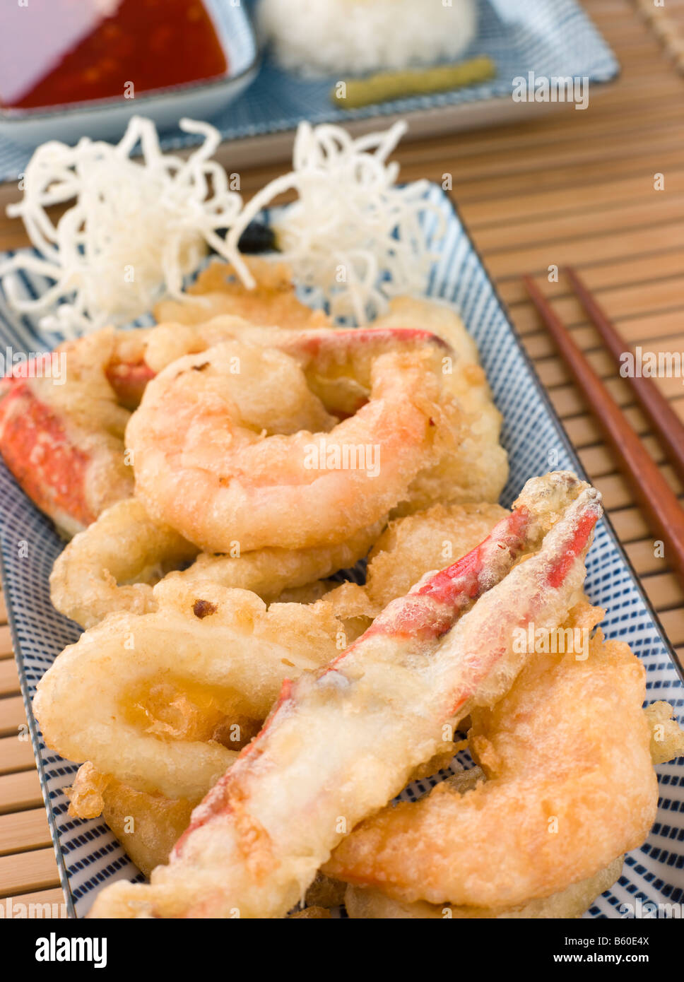 Tempura di frutti di mare con salsa di peperoncino e Mouli Foto Stock