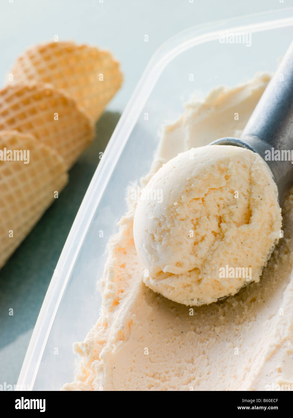 Gelato alla vaniglia con coni e un convogliatore Foto Stock