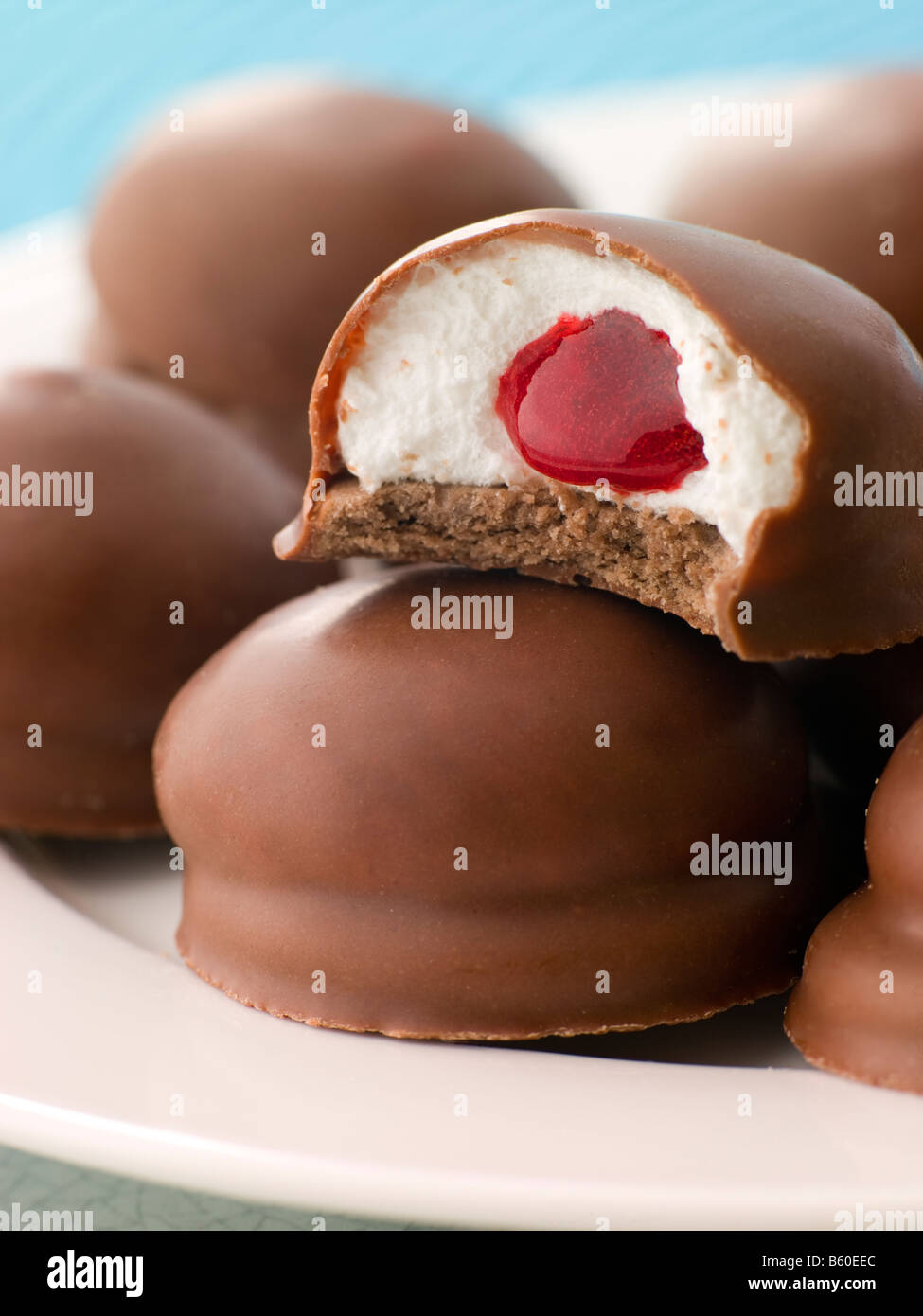 Cioccolato e torte Marshmallow con confettura di lamponi Center Foto Stock