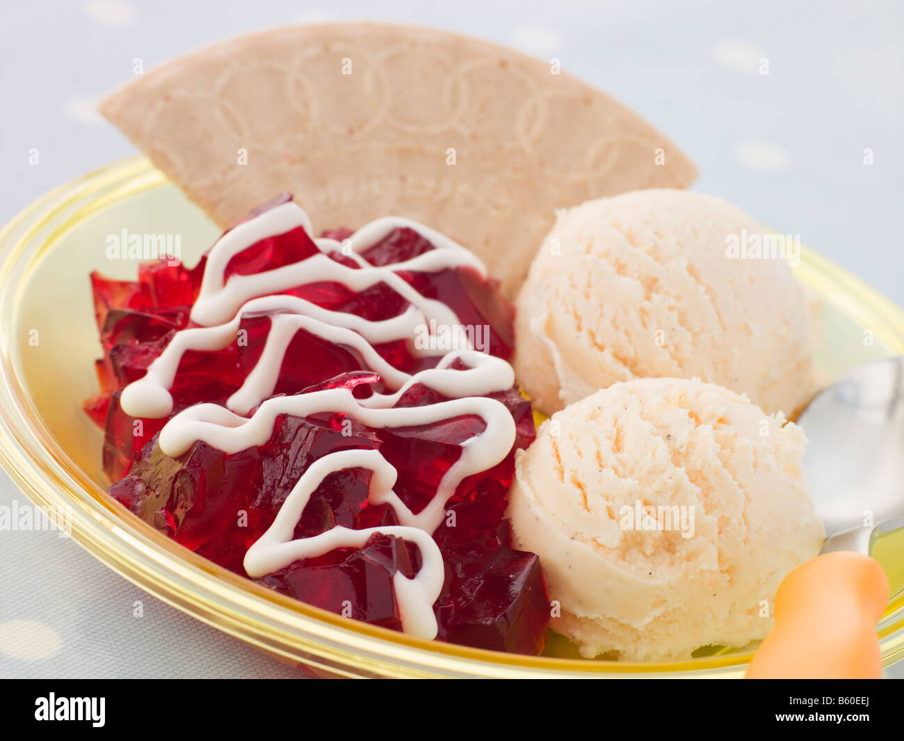 Jelly e gelato con una fetta e della crema di latte Foto Stock