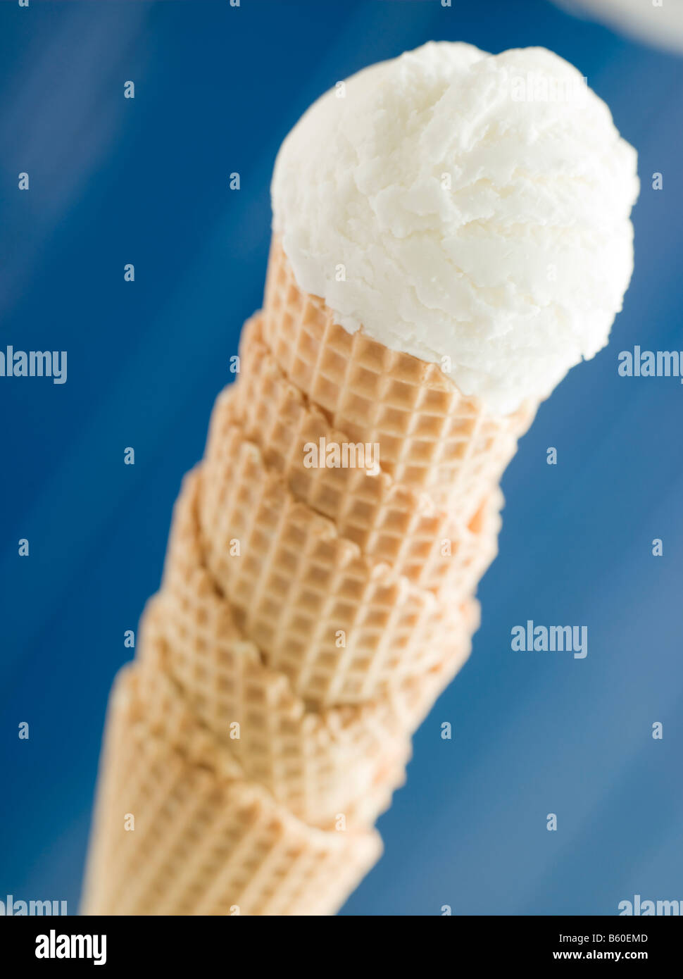 Gelato alla vaniglia convogliatore in un cono di wafer Foto Stock