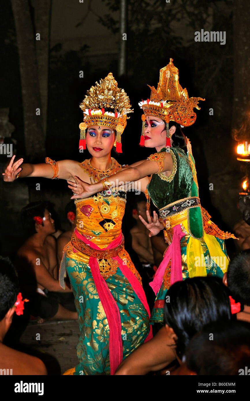 Danzatrici di eseguire Kecak, Ketjak o Ketiak Dance in Ubud, Bali, Indonesia, Asia Foto Stock