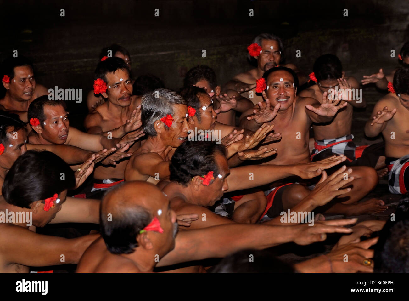 Ballerini eseguono Kecak, Ketjak o Ketiak Dance in Ubud, Bali, Indonesia, Asia Foto Stock