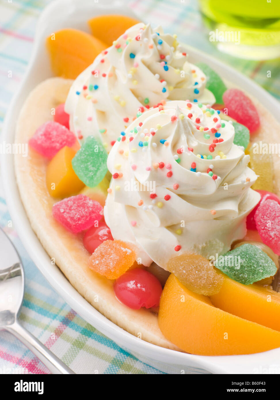 Banana Split con pesche e Whippy Gelato Foto Stock