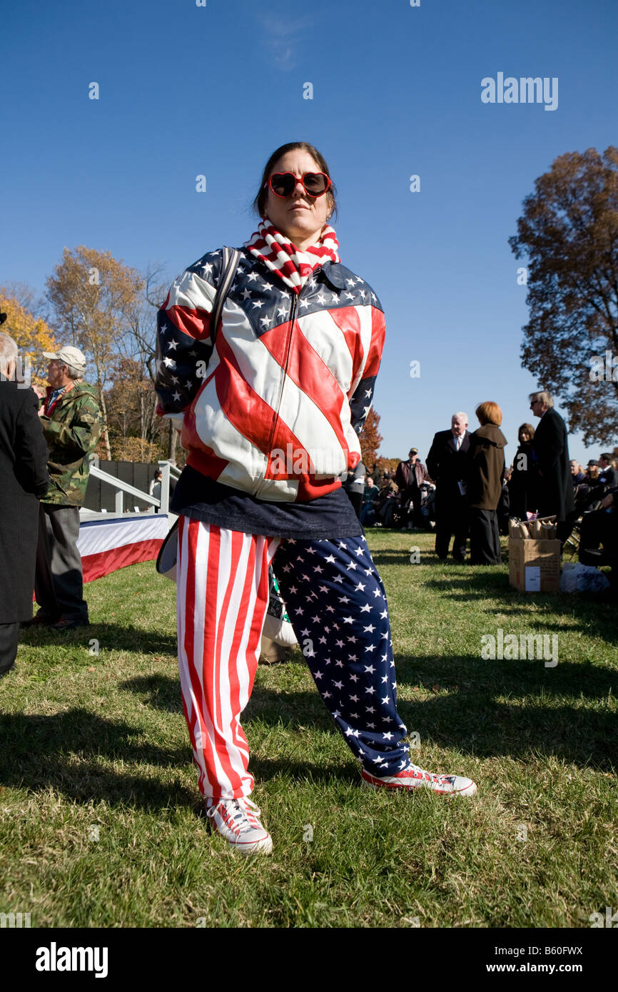 Donna che indossa rosso bianco e blu giorno dei veterani di Washington DC, Stati Uniti d'America. Foto Stock