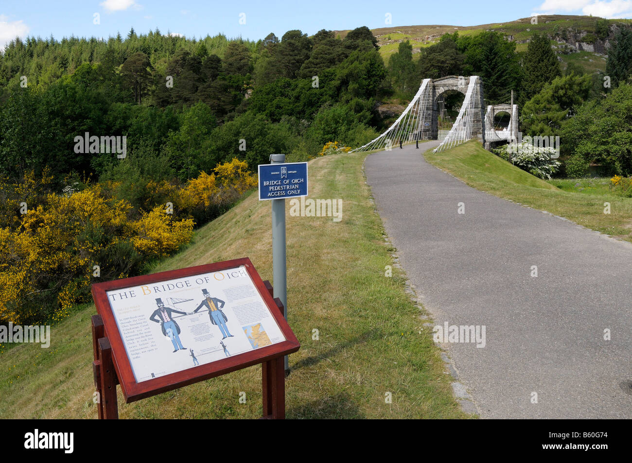 Ponte di Oich, un ponte in acciaio costruite lungo il fiume Oich circa 1854, vicino a Fort Augustus, parte del Caledonian Canal Foto Stock