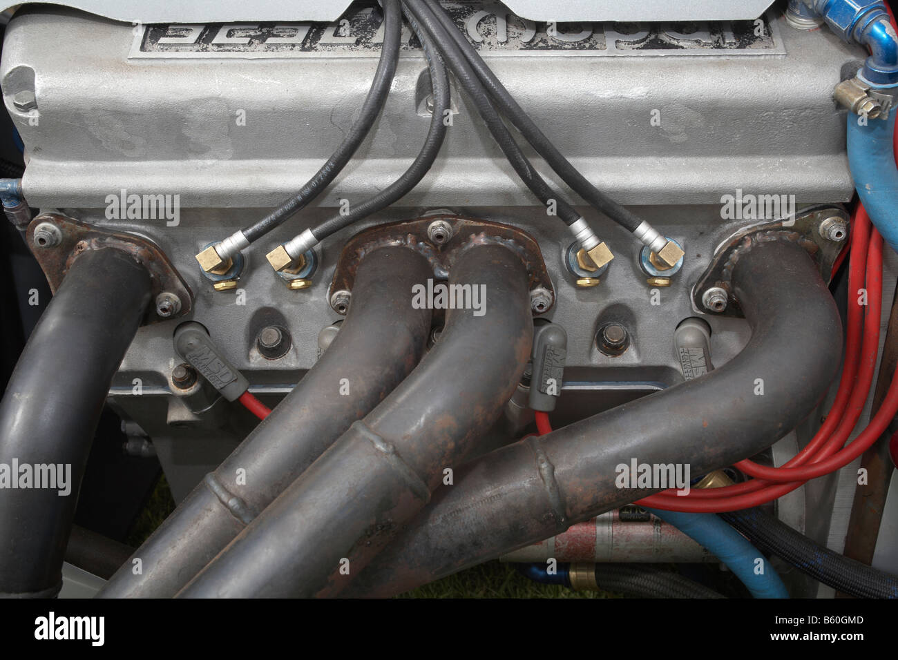 Gli ugelli di iniezione del combustibile e le porte di scarico sul lato di un motore utilizzato per speedway racing Foto Stock