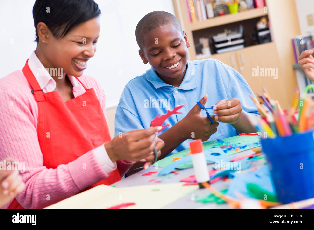 Insegnanti e studenti in classe d'arte (messa a fuoco selettiva) Foto Stock