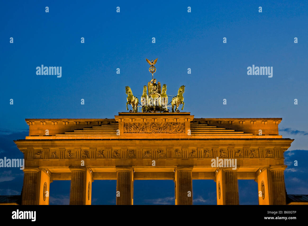 Su Quadriga Brandenburger Tor, gate di Berlino la notte Foto Stock