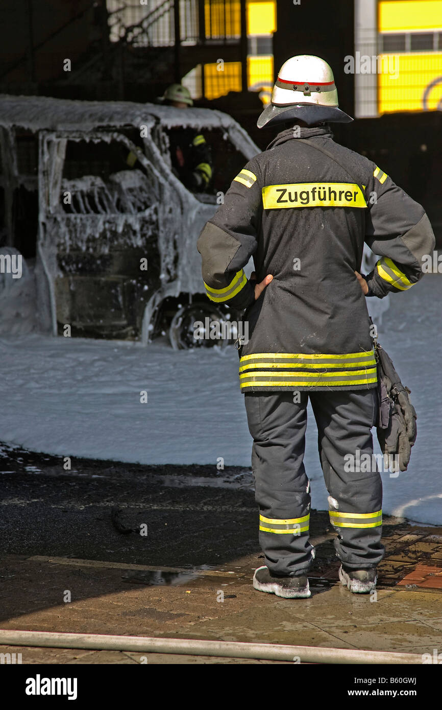 Responsabile della stazione dei vigili del fuoco, pompieri distribuzione su due macchine di masterizzazione sotto un ponte, Berlino Foto Stock