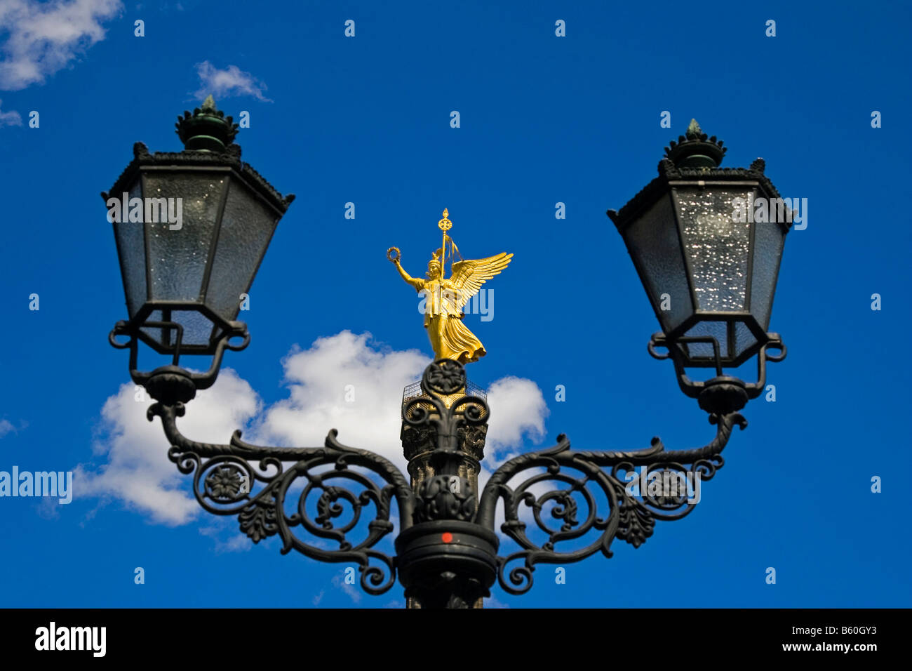 Lanterna di fronte alla Siegessaeule, la Colonna della Vittoria, Berlino Foto Stock