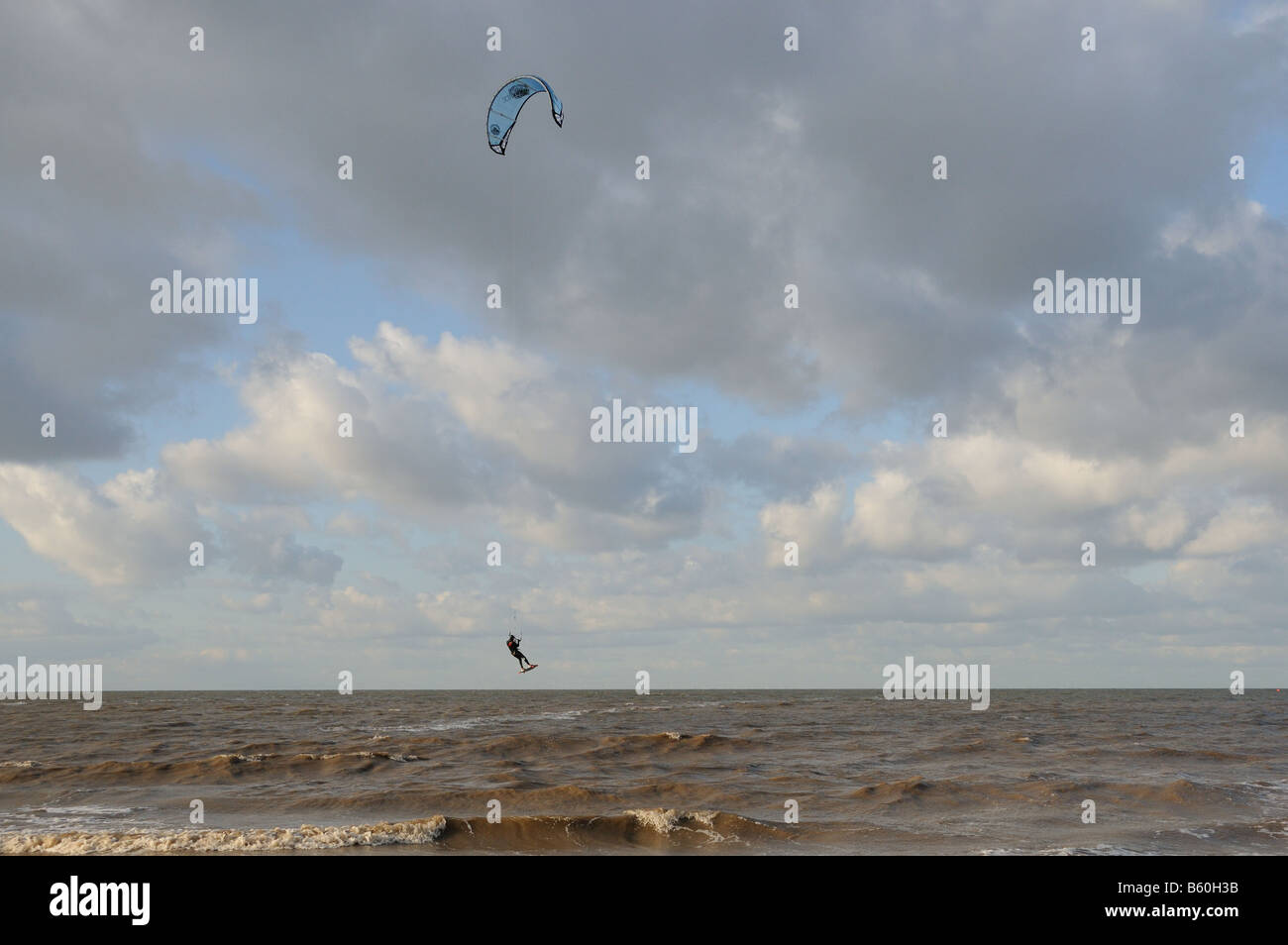 Lone kitesurfer nel Mare del Nord NORFOLK REGNO UNITO Ottobre Foto Stock