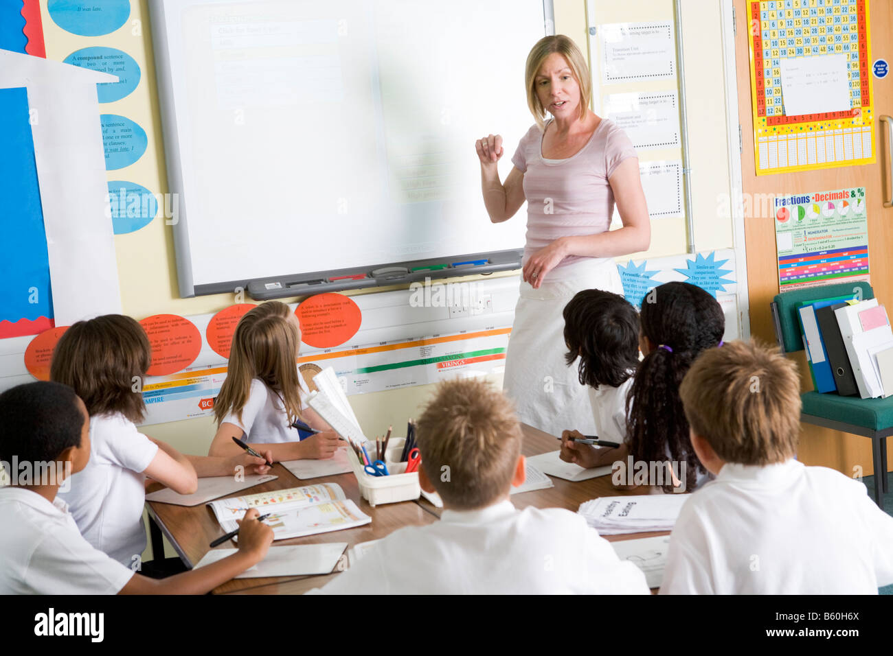 Gli studenti in classe con insegnante a bordo Foto Stock