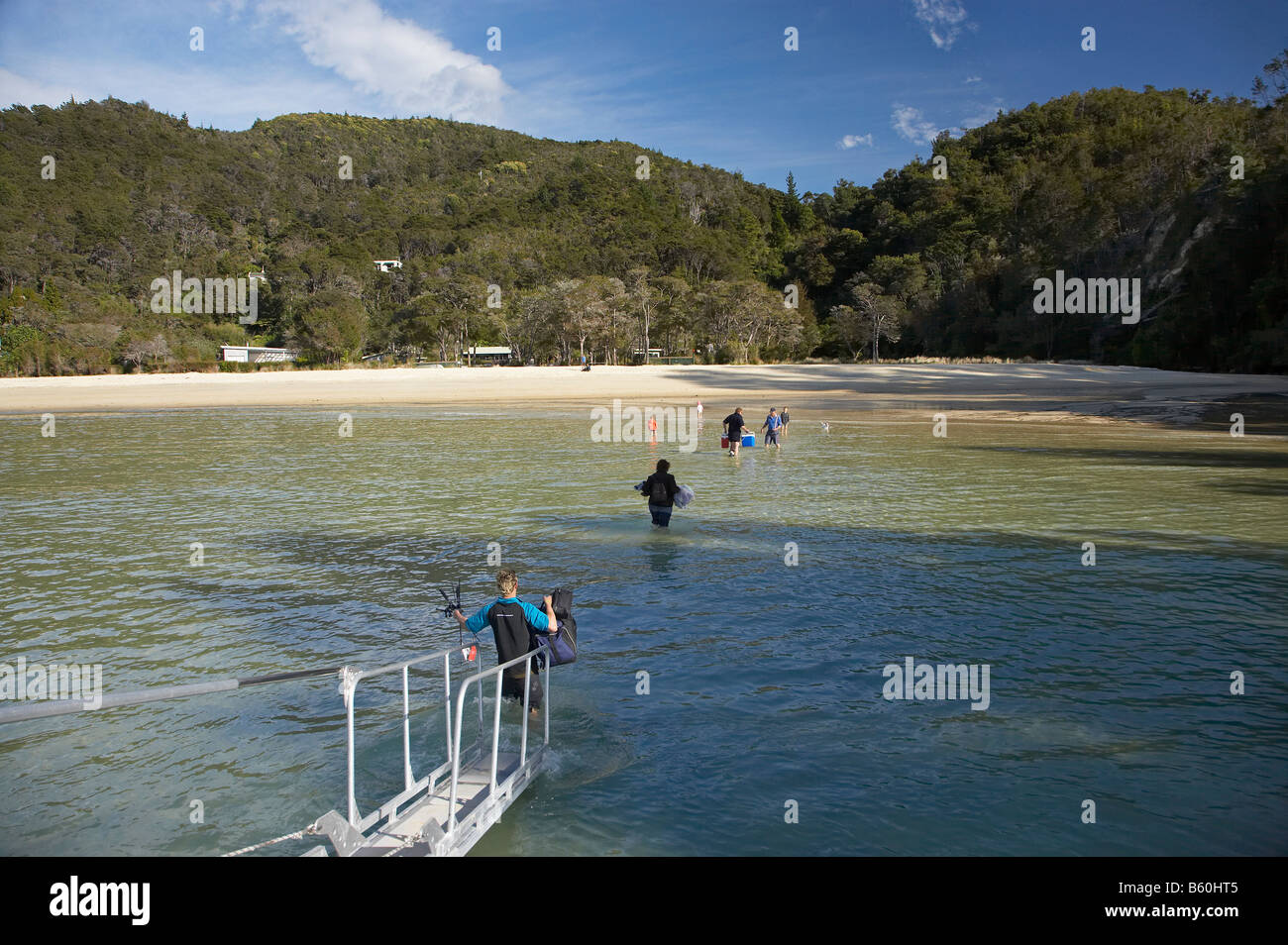 I passeggeri scendono dal taxi d'acqua Torrent Bay Parco Nazionale Abel Tasman Nelson regione Isola del Sud della Nuova Zelanda Foto Stock