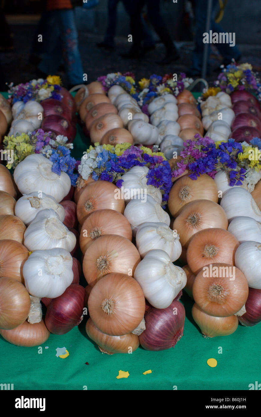 Trefoli intrecciati di cipolle all'annuale Sagra della Cipolla Berna Svizzera Foto Stock