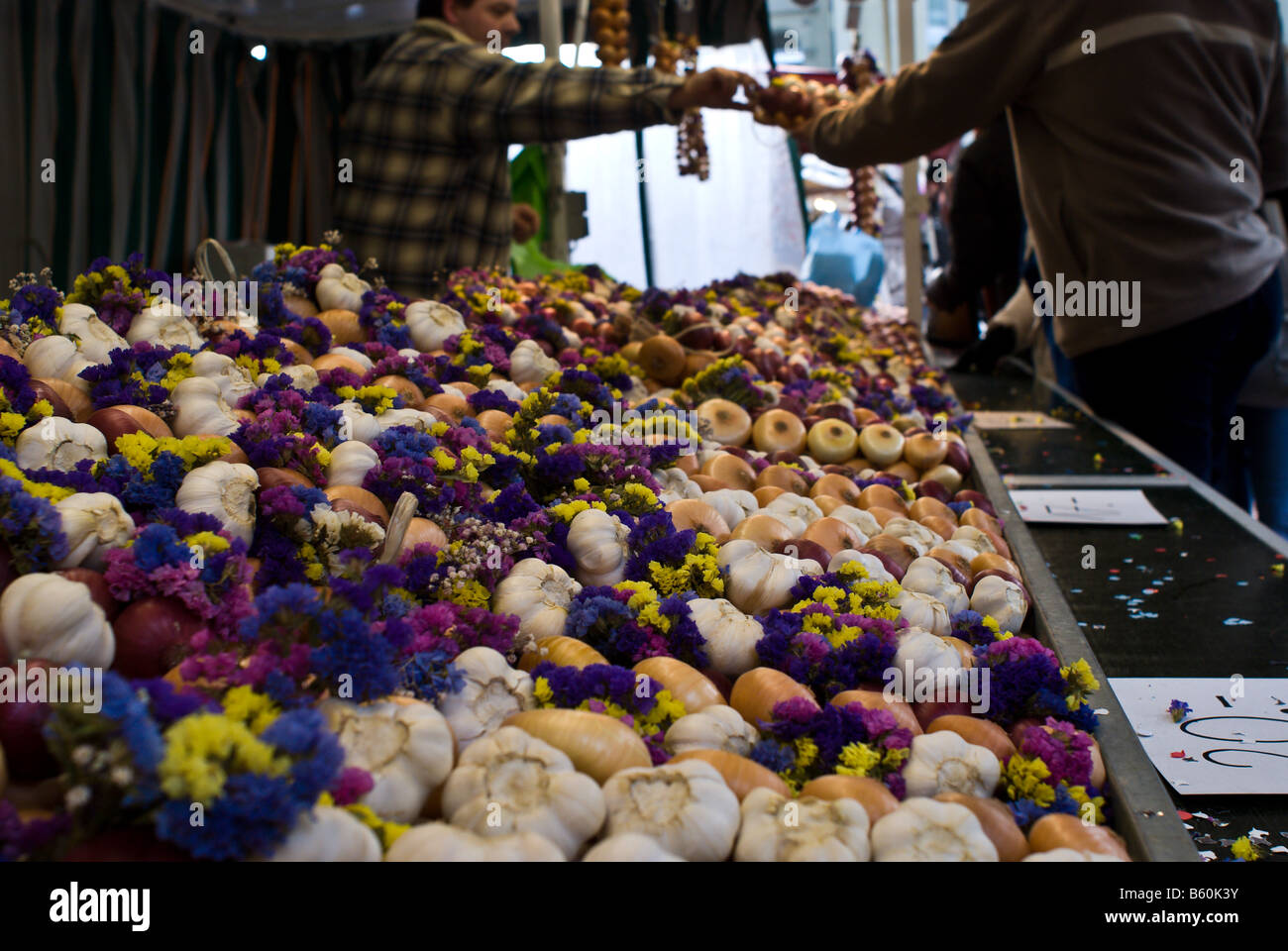 Trefoli intrecciati di cipolle aglio e fiori secchi impilati su un tavolo all'annuale Sagra della Cipolla Berna Svizzera Foto Stock
