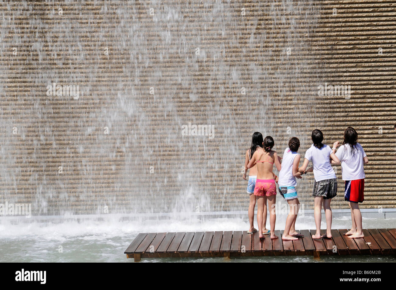 I giovani stessi di raffreddamento spenta con acqua, Acquario, Pavilion Expo 2008, fiera mondiale di Saragozza in Aragona, Spagna, Europa Foto Stock