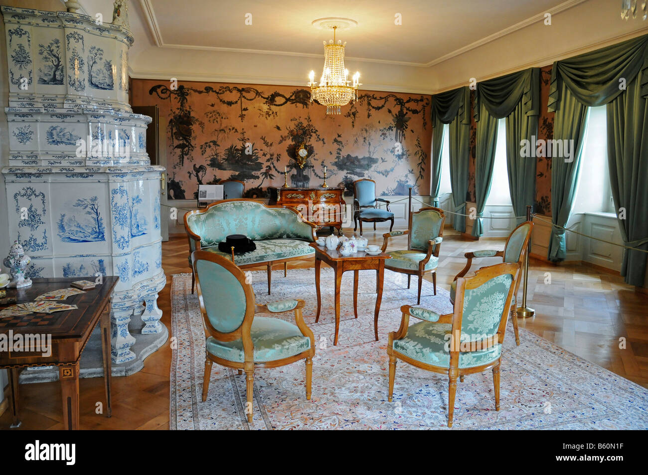 Salone, disposizione interiore con stufa in maiolica e mobili, Lenzburg Castello, museo storico, Argovia, Svizzera, Europa Foto Stock