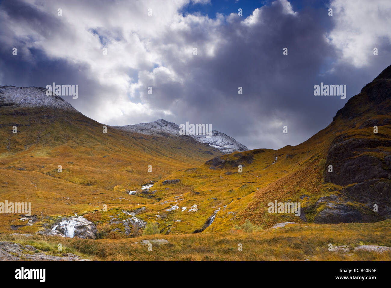 Nuvole grigie su Glen Coe, Highland, Scotland, Regno Unito Foto Stock