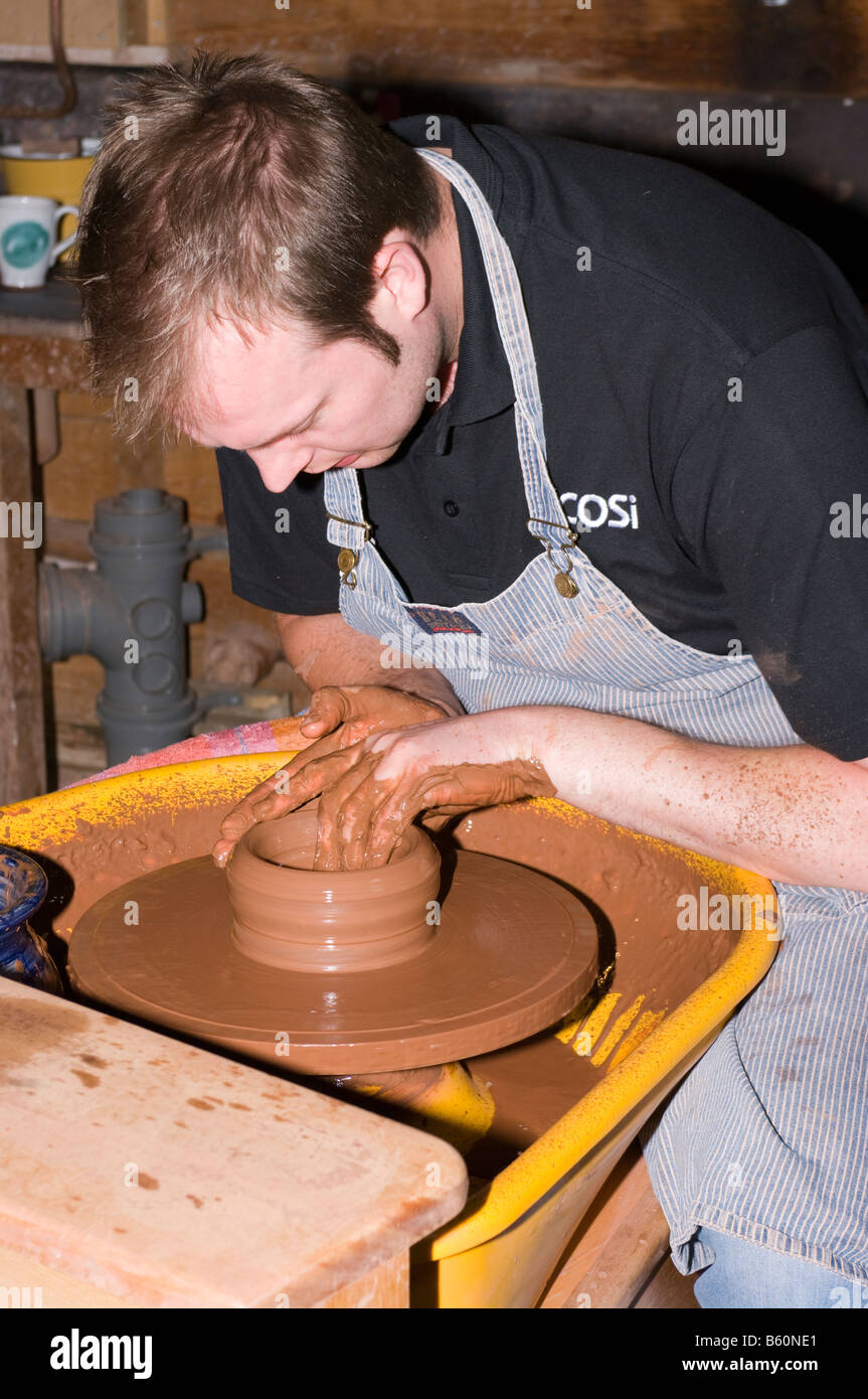 Potter argilla lavorando a Vasai ruota a Amberley Museum Foto Stock