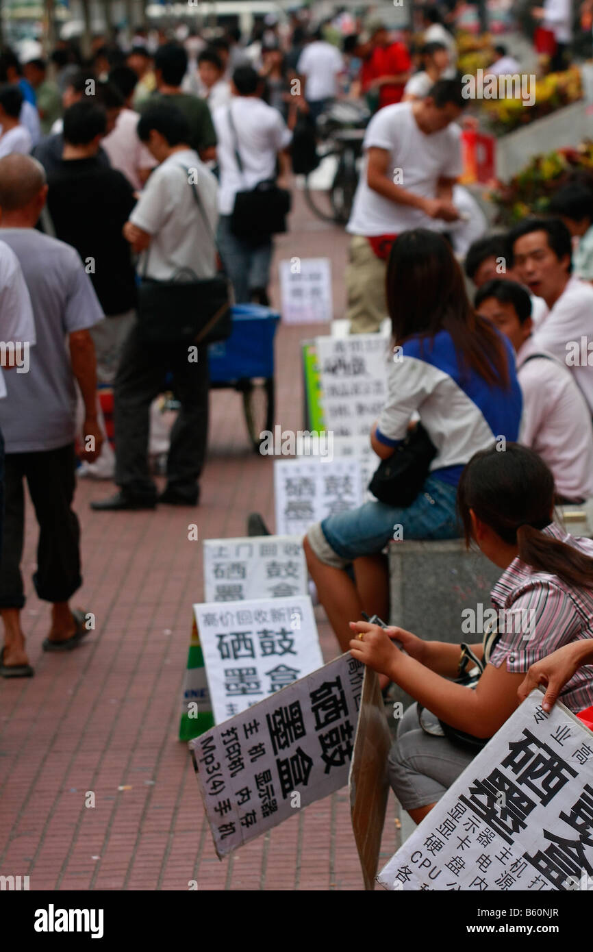 Il mercato cinese sta esplodendo con basso livello controlli qc e saldi e un insopprimibile per il consumo domestico. Qui i lavoratori migranti Foto Stock