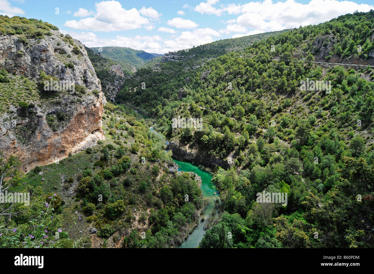 Vista sulla valle per il fiume Jucar e Ventano del Diablo, del diavolo la finestra, formazione di pietra, Lookout Point, Cuenca Foto Stock