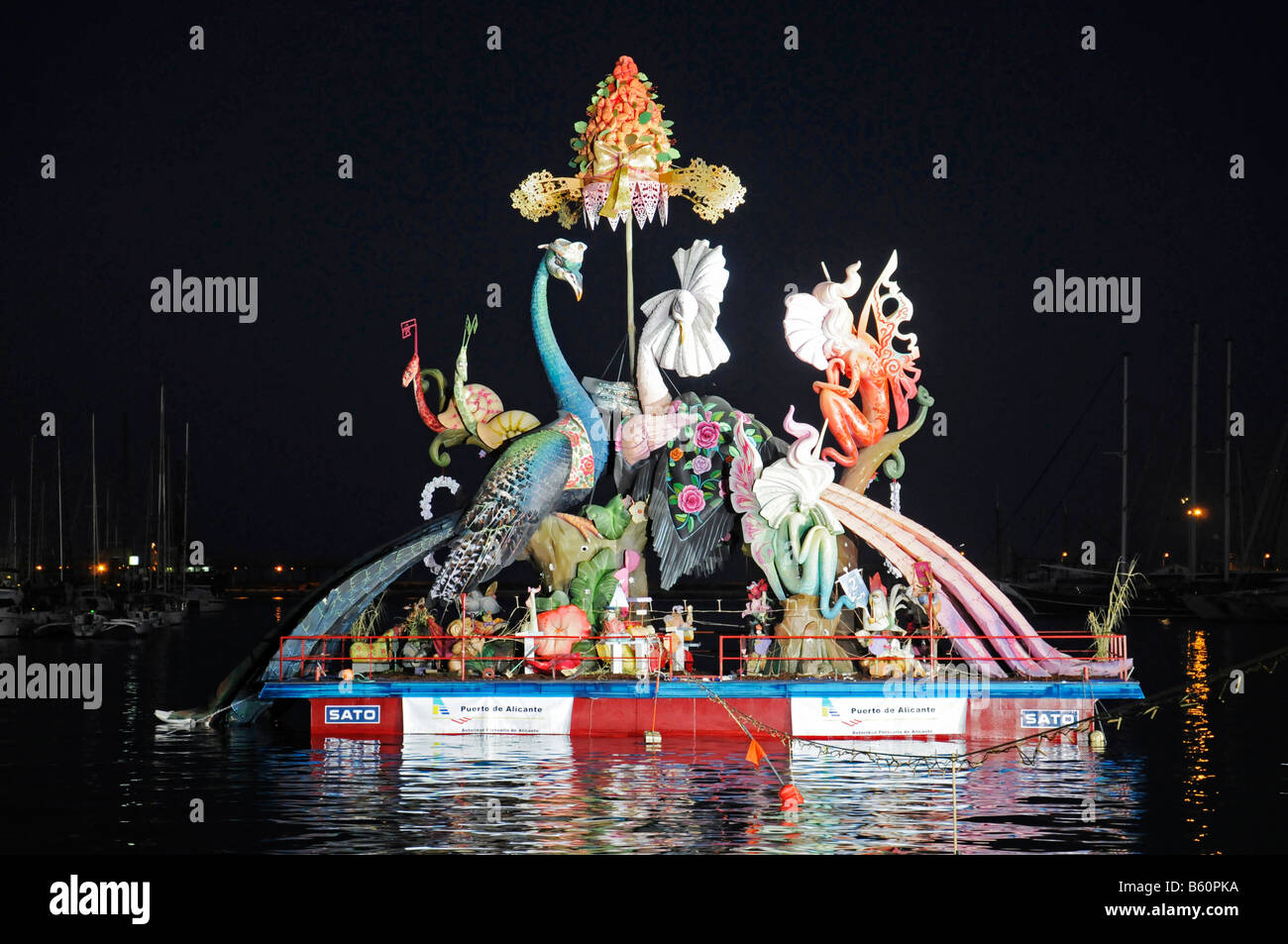 Hogueras de San Juan, Fogueres de Sant Joan, fiesta, country fair, papiermache figure figure colorate e decorate barca, acqua Foto Stock