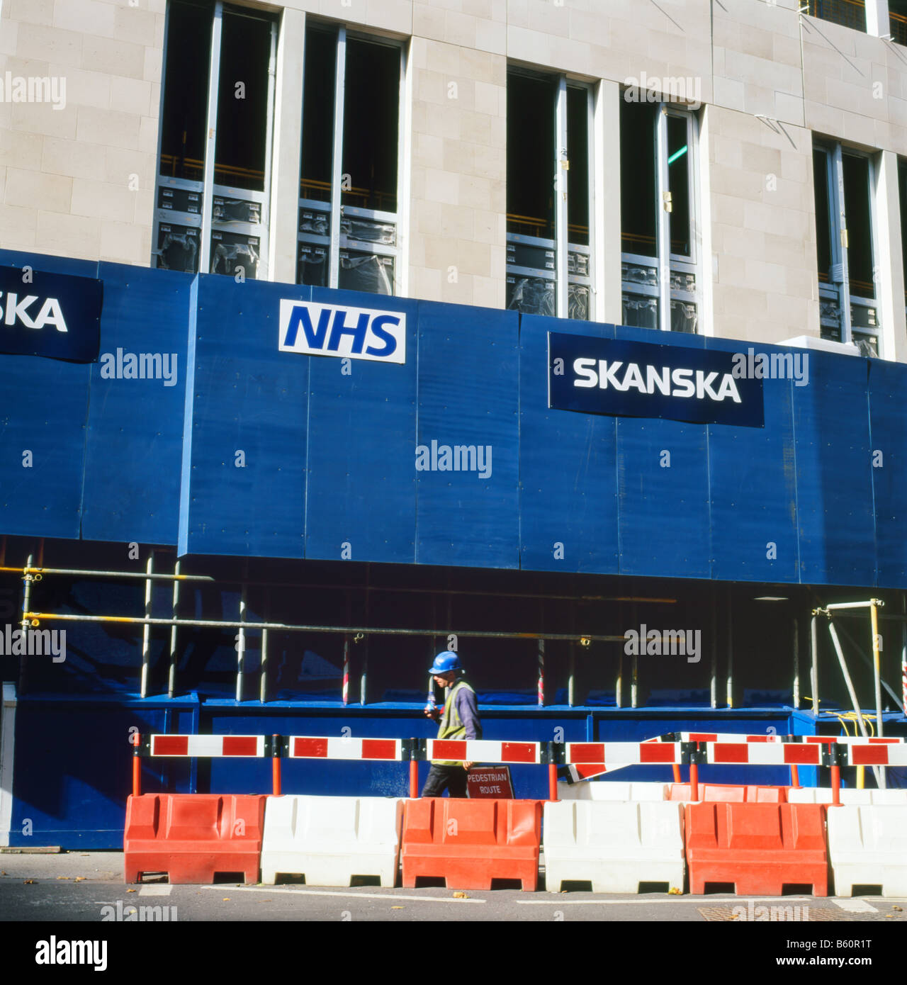 NHS nuovo edificio esterno street view con Skanska construction company segno a San Bartolomeo del Bart's Hospital di Londra UK KATHY DEWITT Foto Stock