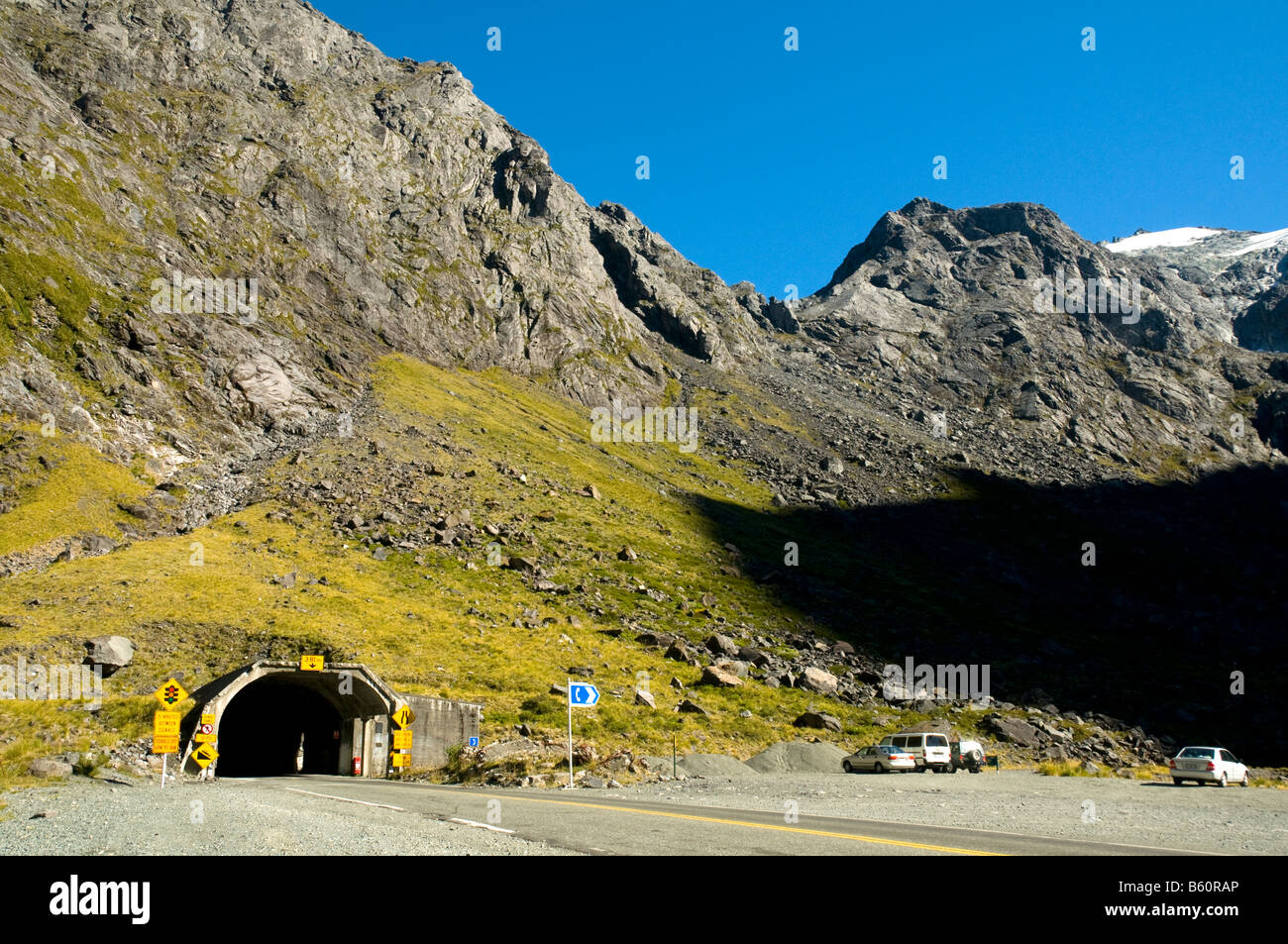 L'entrata orientale della Holmer Tunnel sulla Milford Sound road, Fjordland, Isola del Sud, Nuova Zelanda Foto Stock