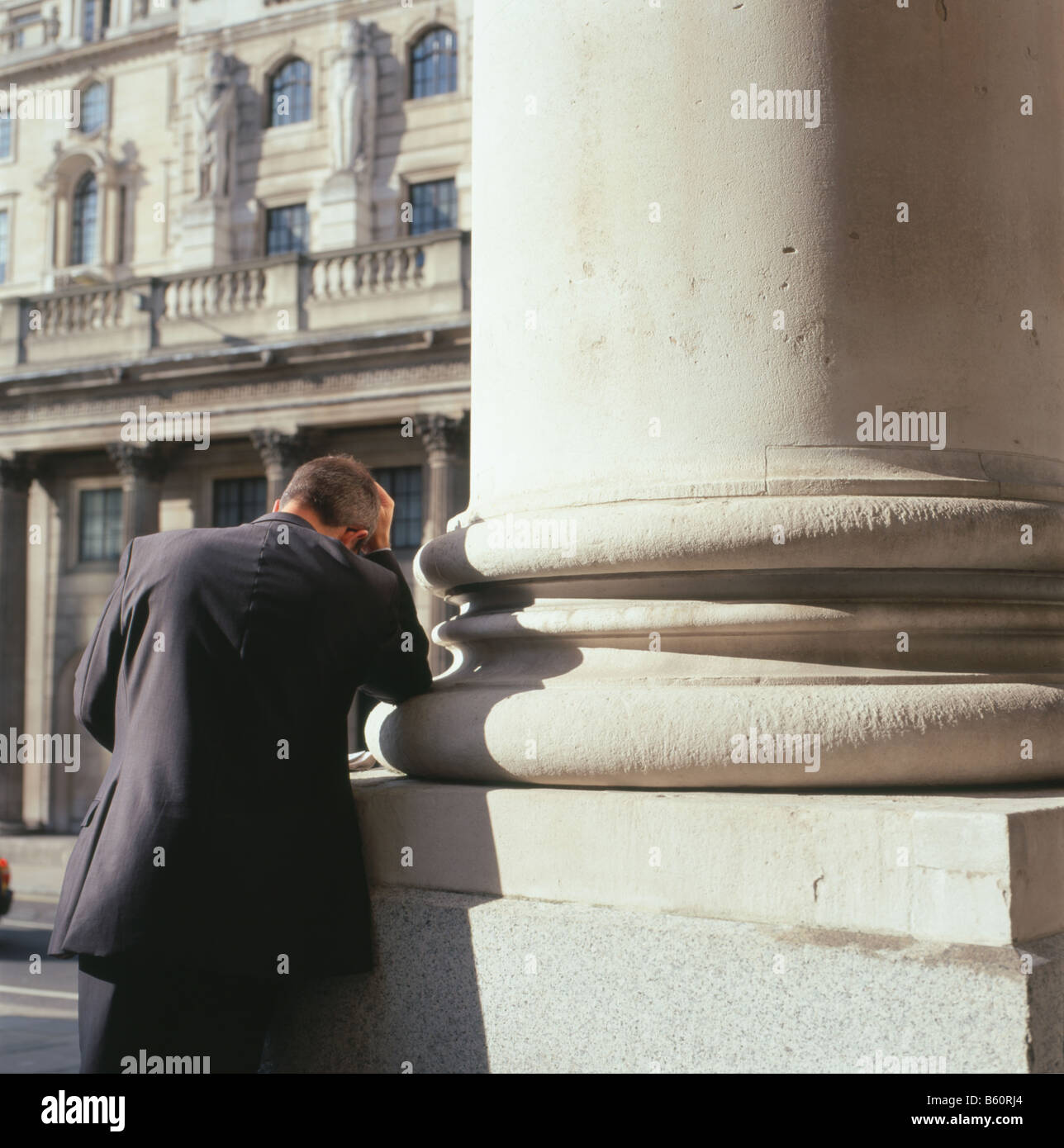 Uomo d'affari testa in mano sulla crisi finanziaria del Black Friday 2008 crollo del mercato economico Banca d'Inghilterra che legge il giornale a Londra UK KATHY DEWITT Foto Stock