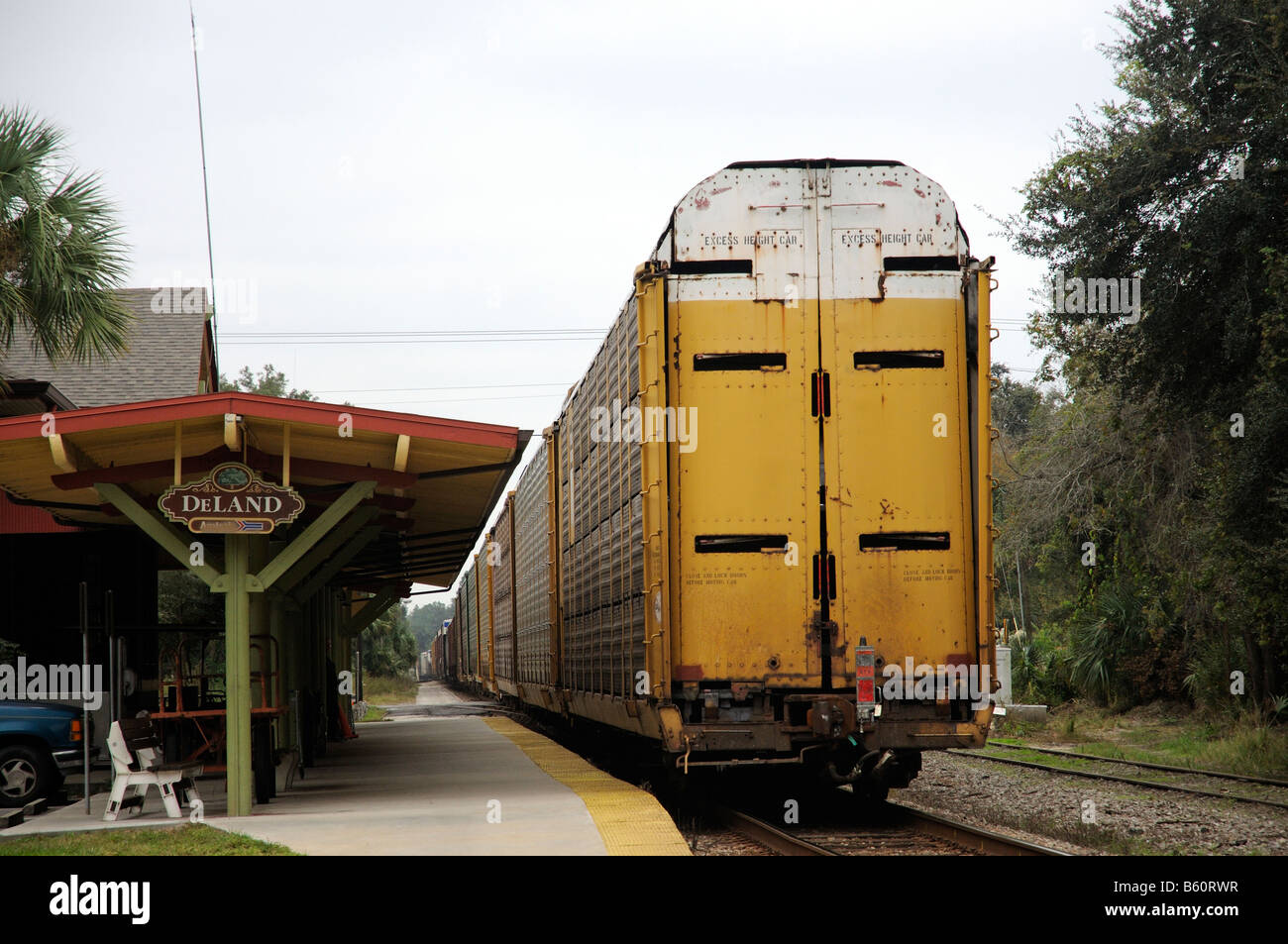 CSX treno merci passando attraverso la stazione di DeLand Mid Florida America USA Foto Stock