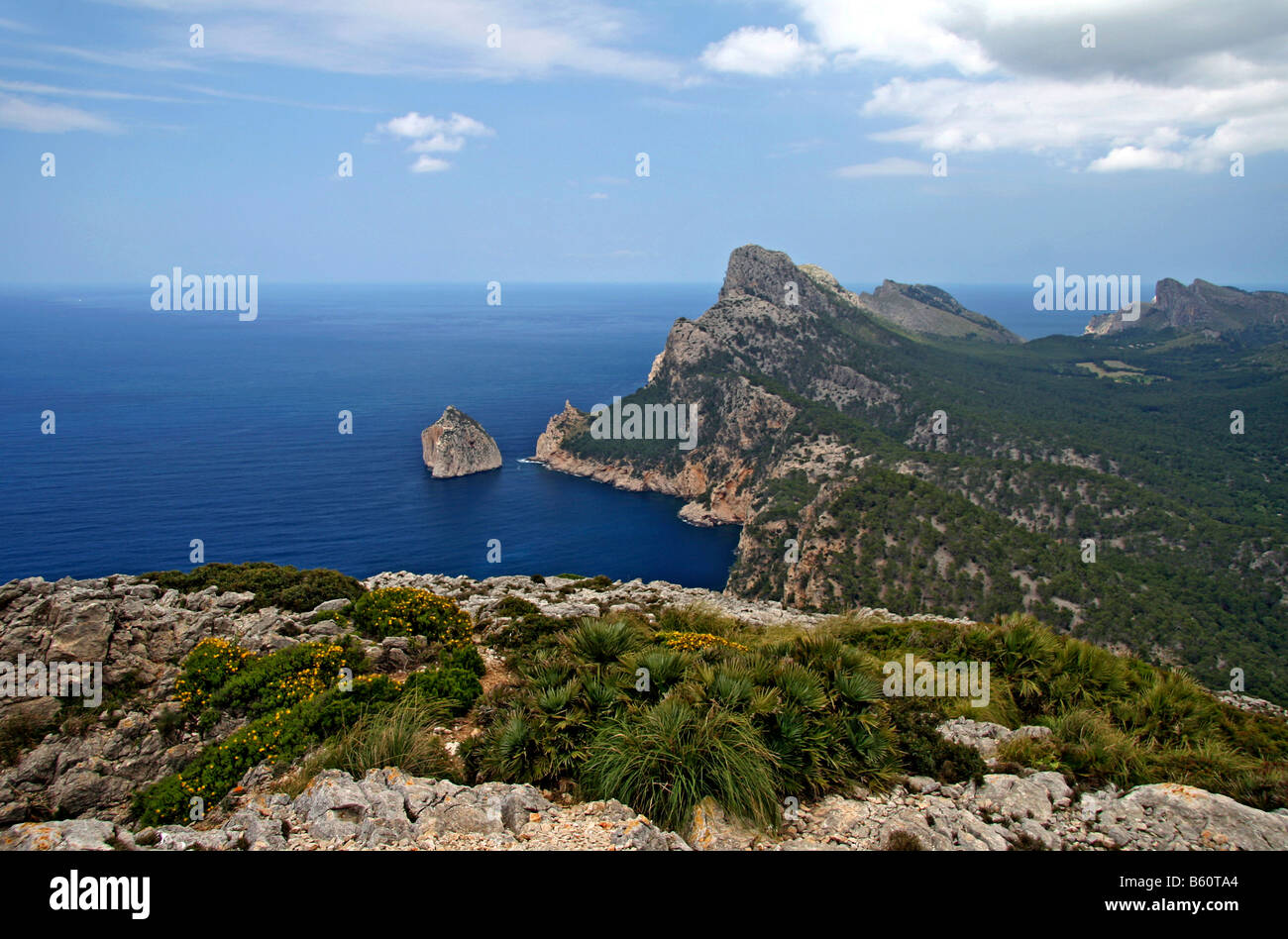 Vista del Cap de Formentor e la piccola isola di Colomer, Maiorca, Baleari, Spagna, Europa Foto Stock