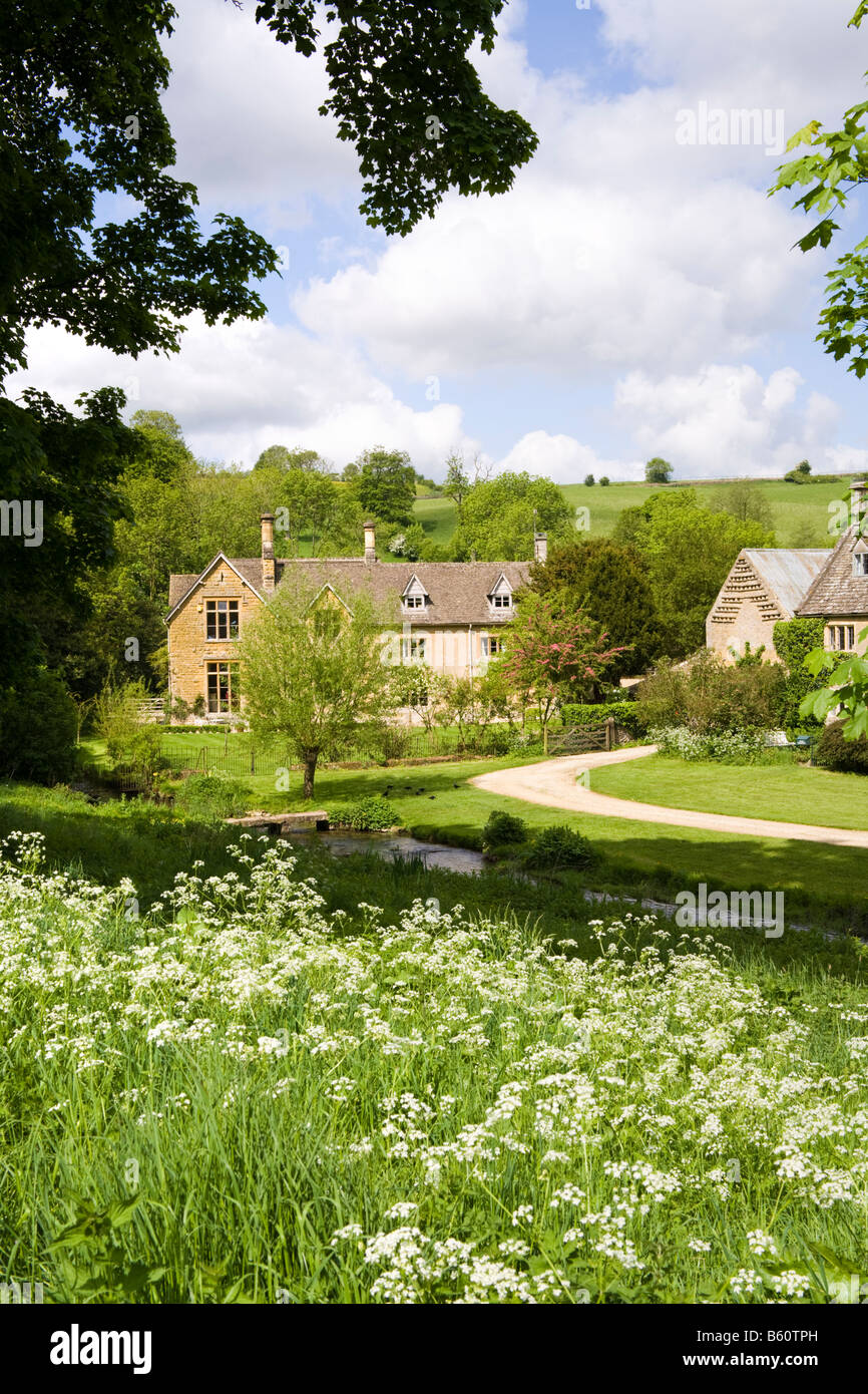 Casali in pietra accanto al fiume occhio nel villaggio Costwold di Upper Slaughter, Gloucestershire Foto Stock