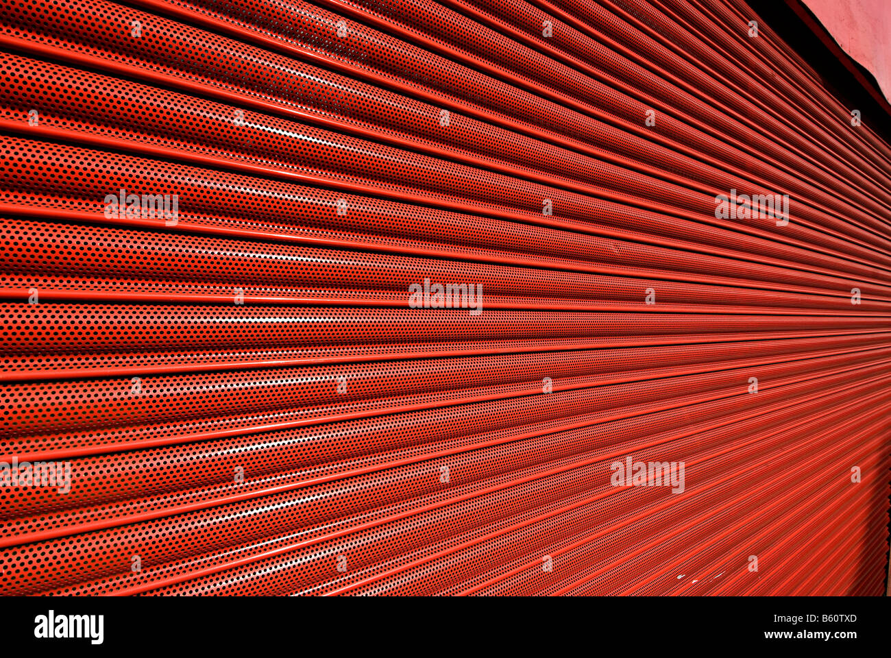 Red serranda metallica porta di sicurezza su un negozio di fronte Foto Stock