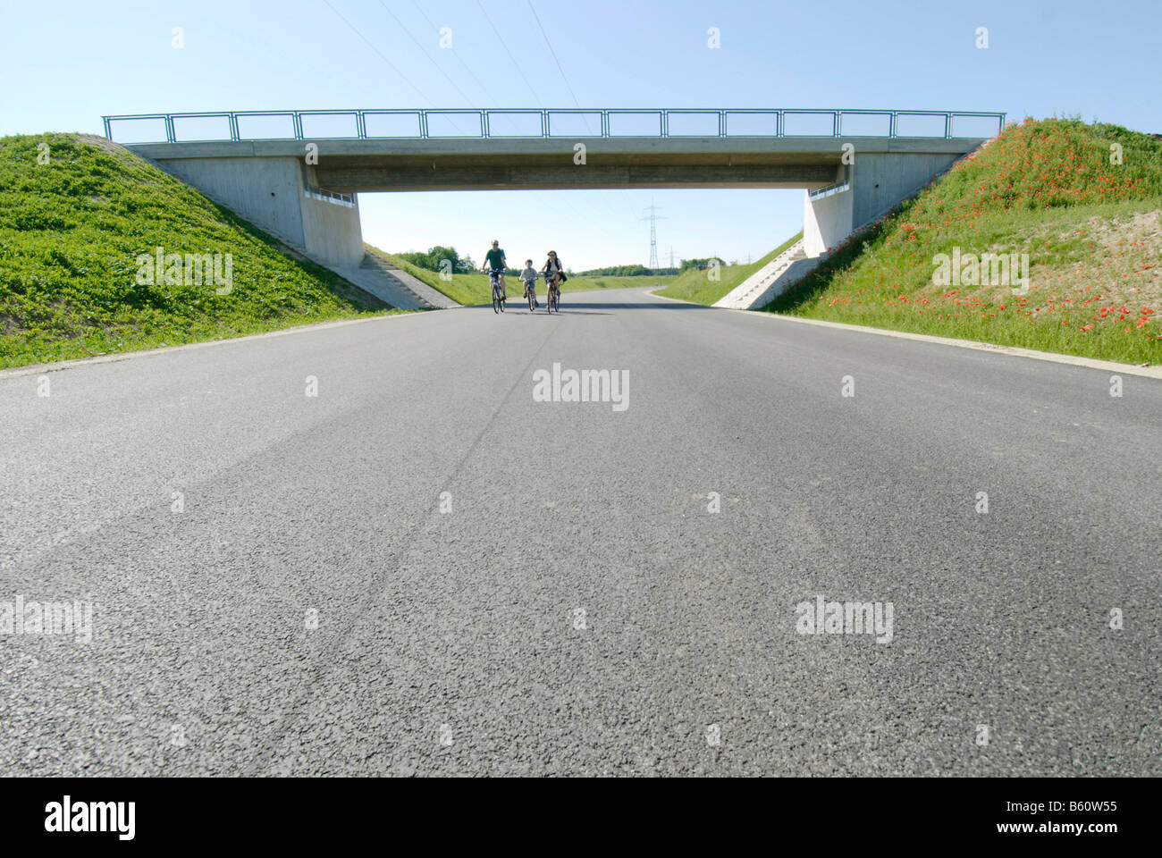 Nei pressi di bypass Zorneding, non ancora aperte al traffico, famiglia escursioni in bicicletta, Bavaria Foto Stock