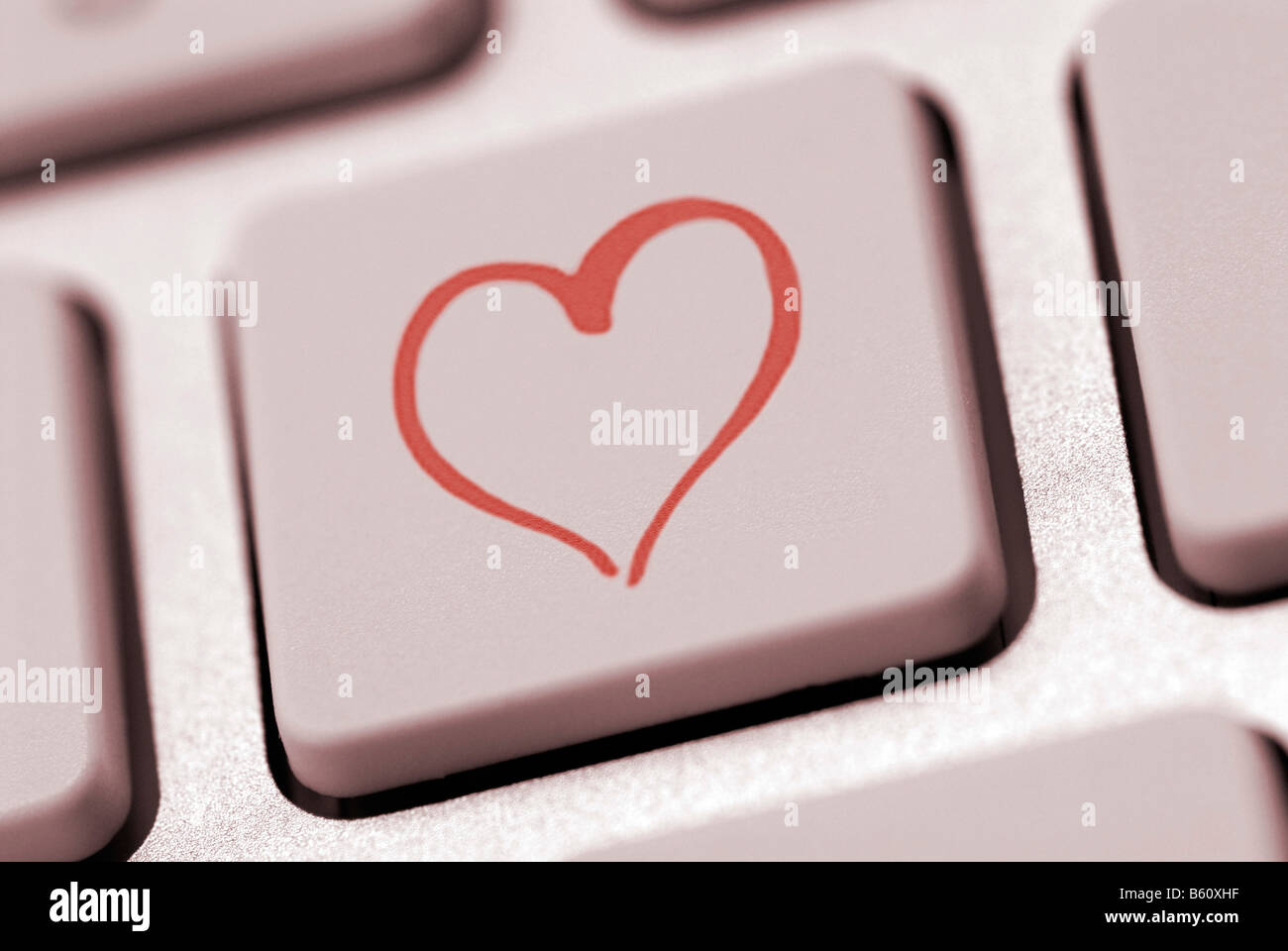 Forma di cuore sulla tastiera di un computer, immagine simbolica per  internet dating Foto stock - Alamy