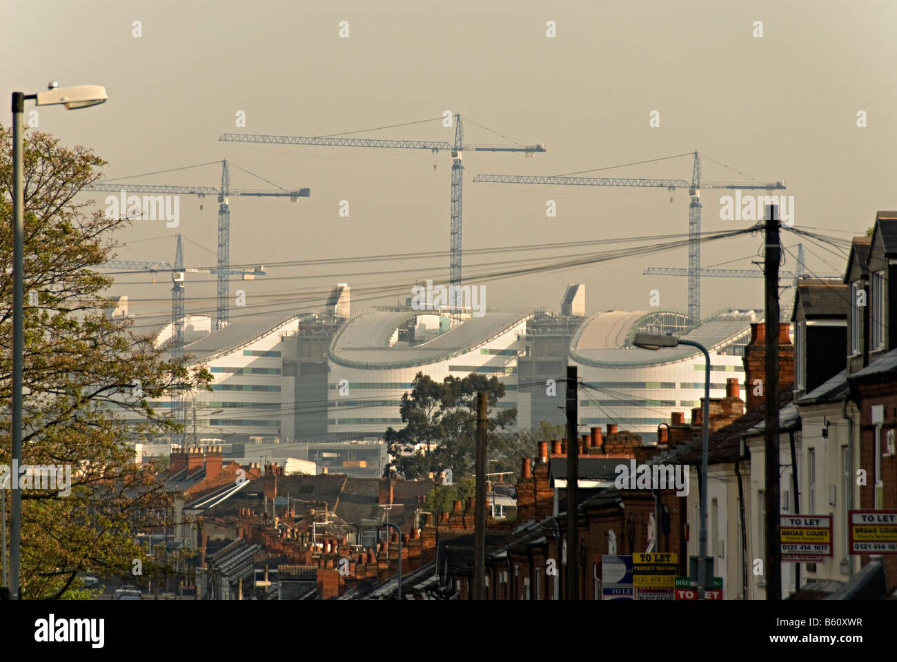 Queen Elizabeth Hospital la costruzione di gru viste Selly Oak super ospedale Queen Elizabeth in costruzione e parzialmente costruita Foto Stock