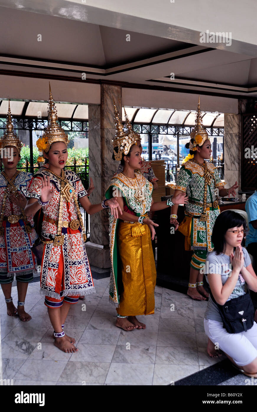 Ballerini al Santuario di Erawan Bangkok,,rendendo merito Foto Stock Ballerini al Santuario di Erawan Bangkok,,rendendo merito Foto Stock