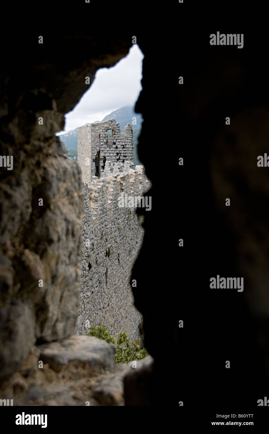 Il Castello di Puilaurens puilaurens in uno dei castelli catari nel sud della Francia uno dei torrioni di estremità Foto Stock