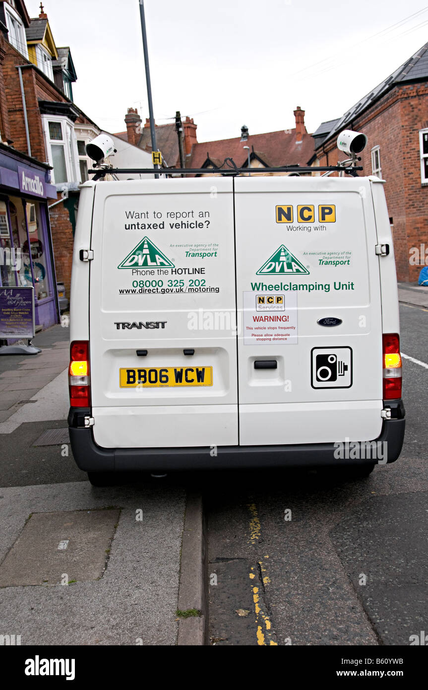 Dvla spy telecamere su un furgone che guidare in giro per le strade e posto auto senza tasse Foto Stock