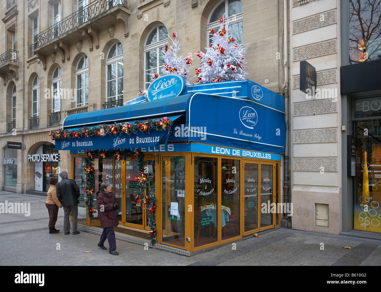 Leon de Bruxelles brasserie belghe a Natale sugli Champs Elysees Parigi Francia Foto Stock